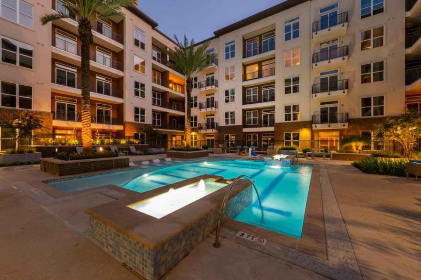 יוסטון Downtown Apt Free Parking - Pool - Gym - Fully Kitchen מראה חיצוני תמונה